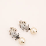 CHANEL CC PEARL HANGER