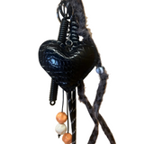 BAGCHARM SORT HJERTE MED FLETTET REB